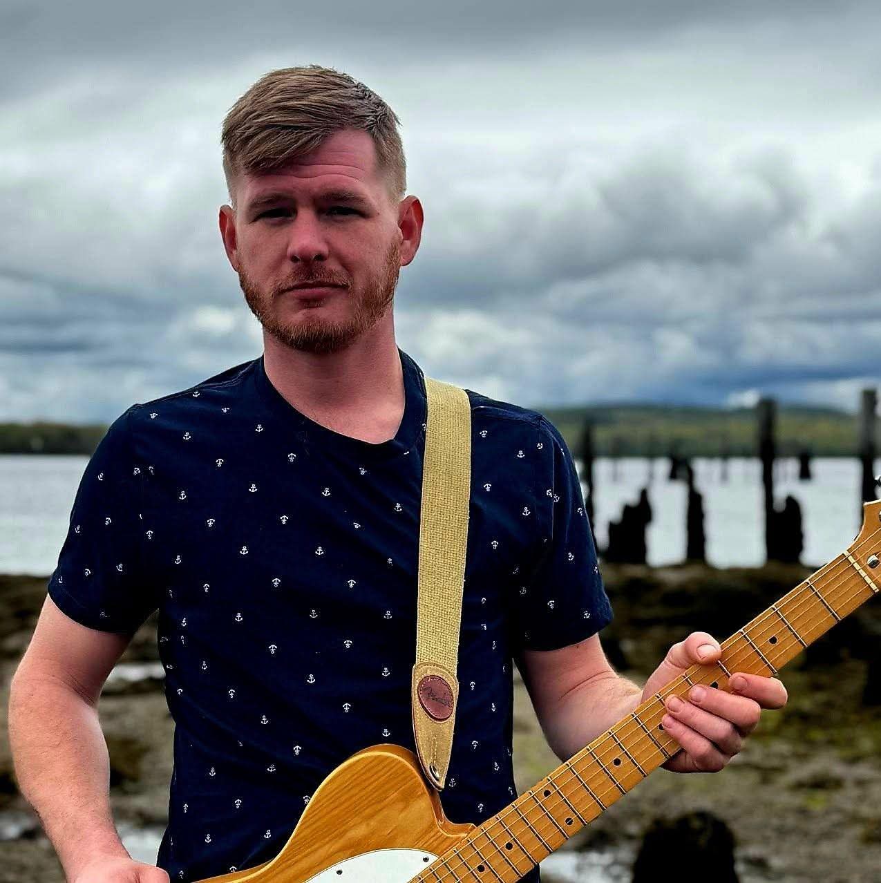 Shawn Manch performing live